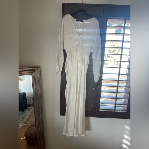 XS white satin House of Harlow jumpsuit - Picture 3 of 8